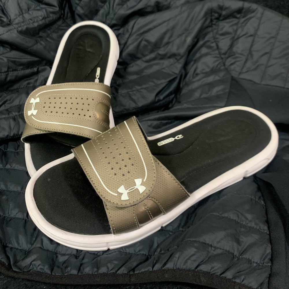Under Armour like new slides 😎 Ladies size 9